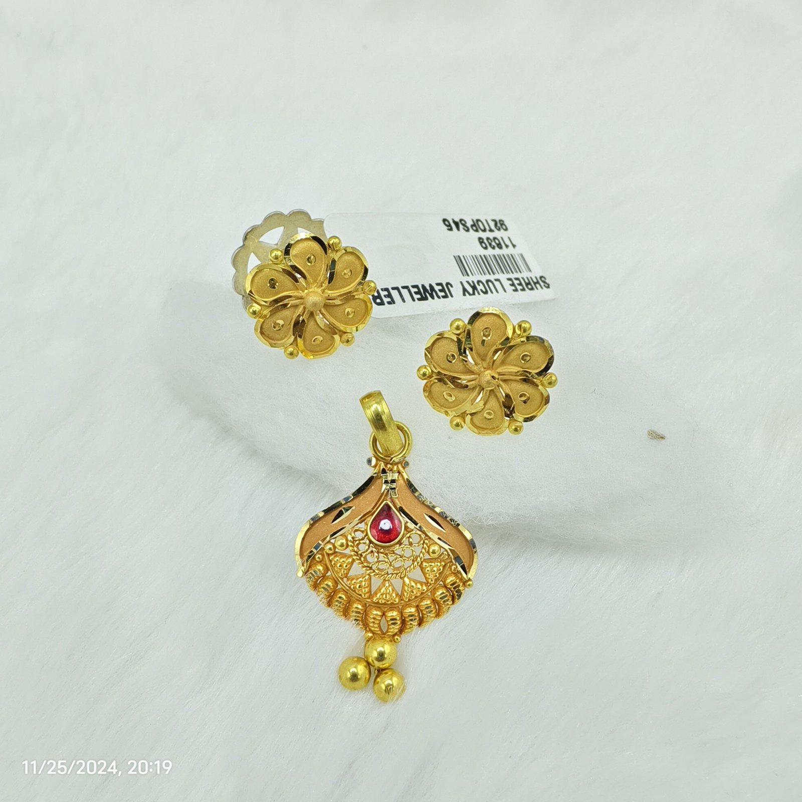 Gold Pendal With Topes